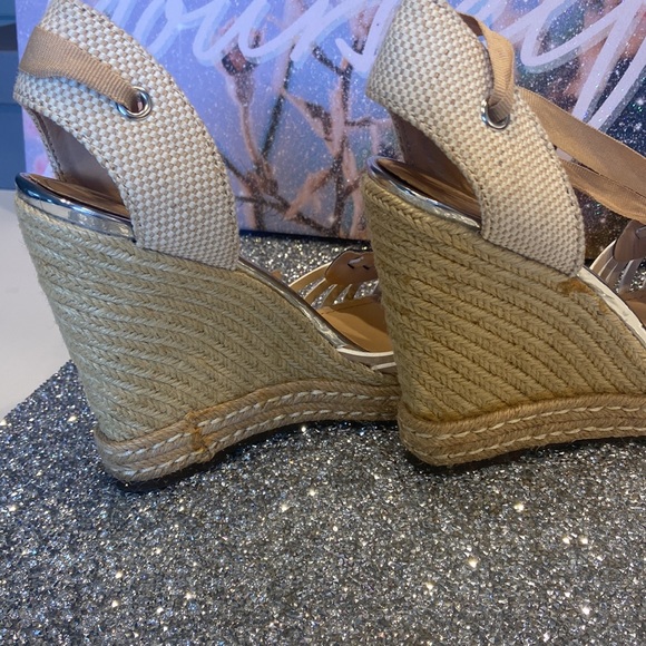 Catherine Malandrino | Miyoko Wedge Sandal | Size: 9 | Color: Silver Tan - Picture 10 of 17